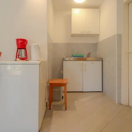 Apartment Adila A2 *